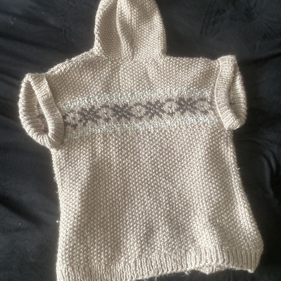 Cute Fall/Winter Shirt Sleeved Sweater Shrug, with Hook Clasp detail . - Picture 3 of 4